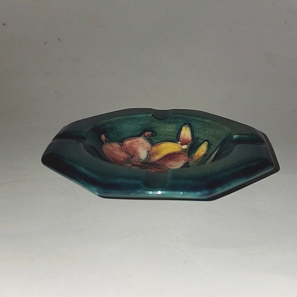 VINTAGE MOORCROFT POTTERY GREEN OCTAGONAL FREESIA ASHTRAY ~POTTERS TO QUEEN MARY - Picture 4 of 7